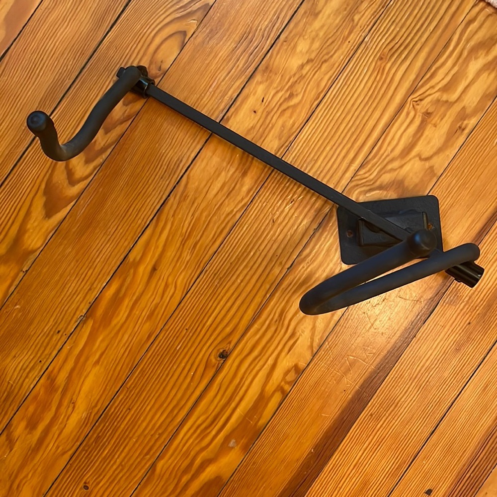 Alto or tenor saxophone wall mount